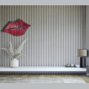 Zona giorno e parete attrezzata listelli di legno verticali colore bianco mensola sospesa porta TV